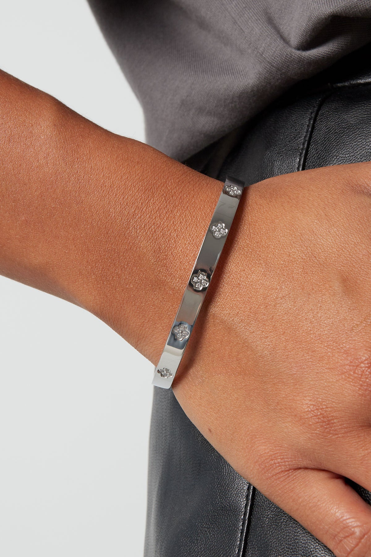 Sklavenarmband mit Kleeblättern und Steinen