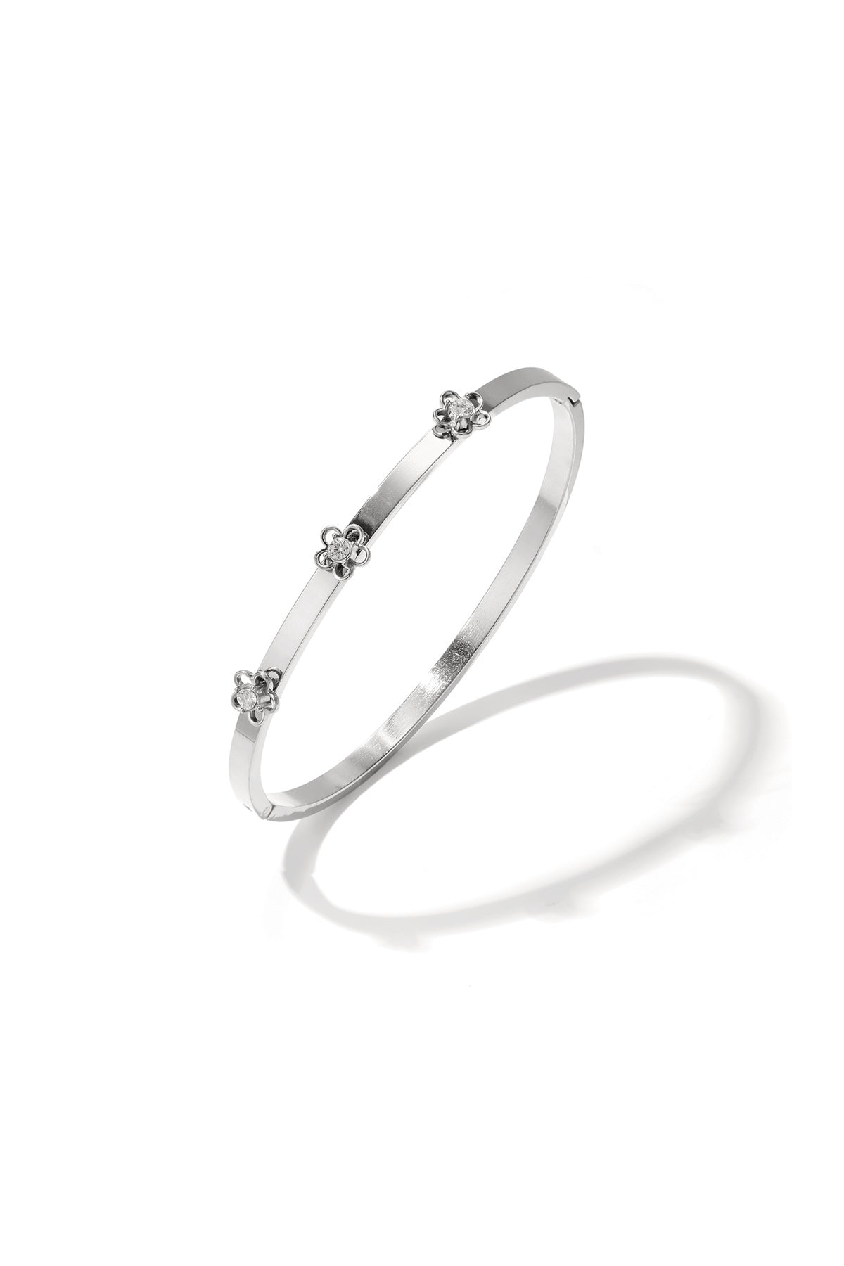 Armreif mit floralen Details und Strasssteinen