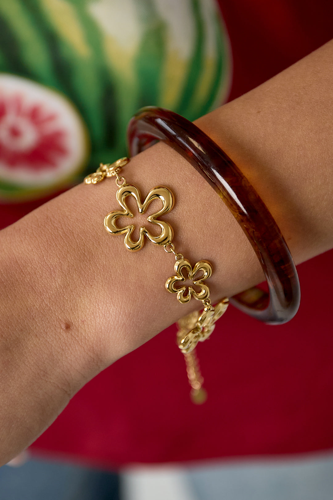Armband mit verspielten korallenförmigen Blüten in verschiedenen Größen