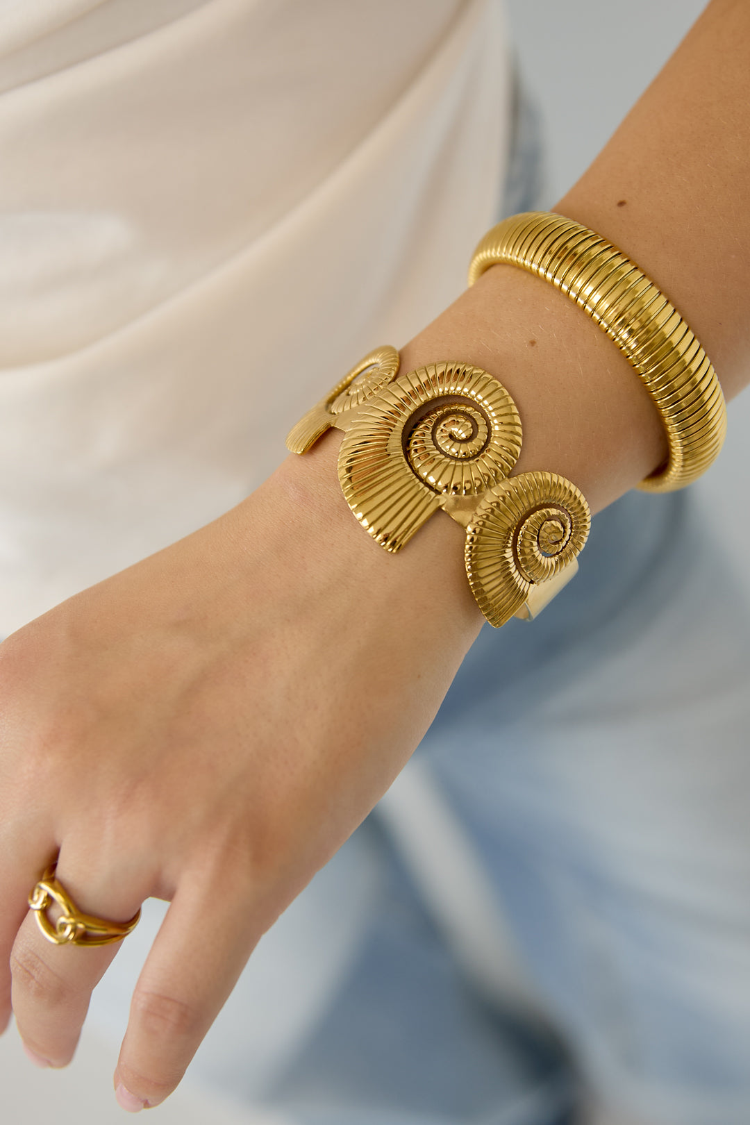 Statement-Armband mit spiralförmigen Muscheln