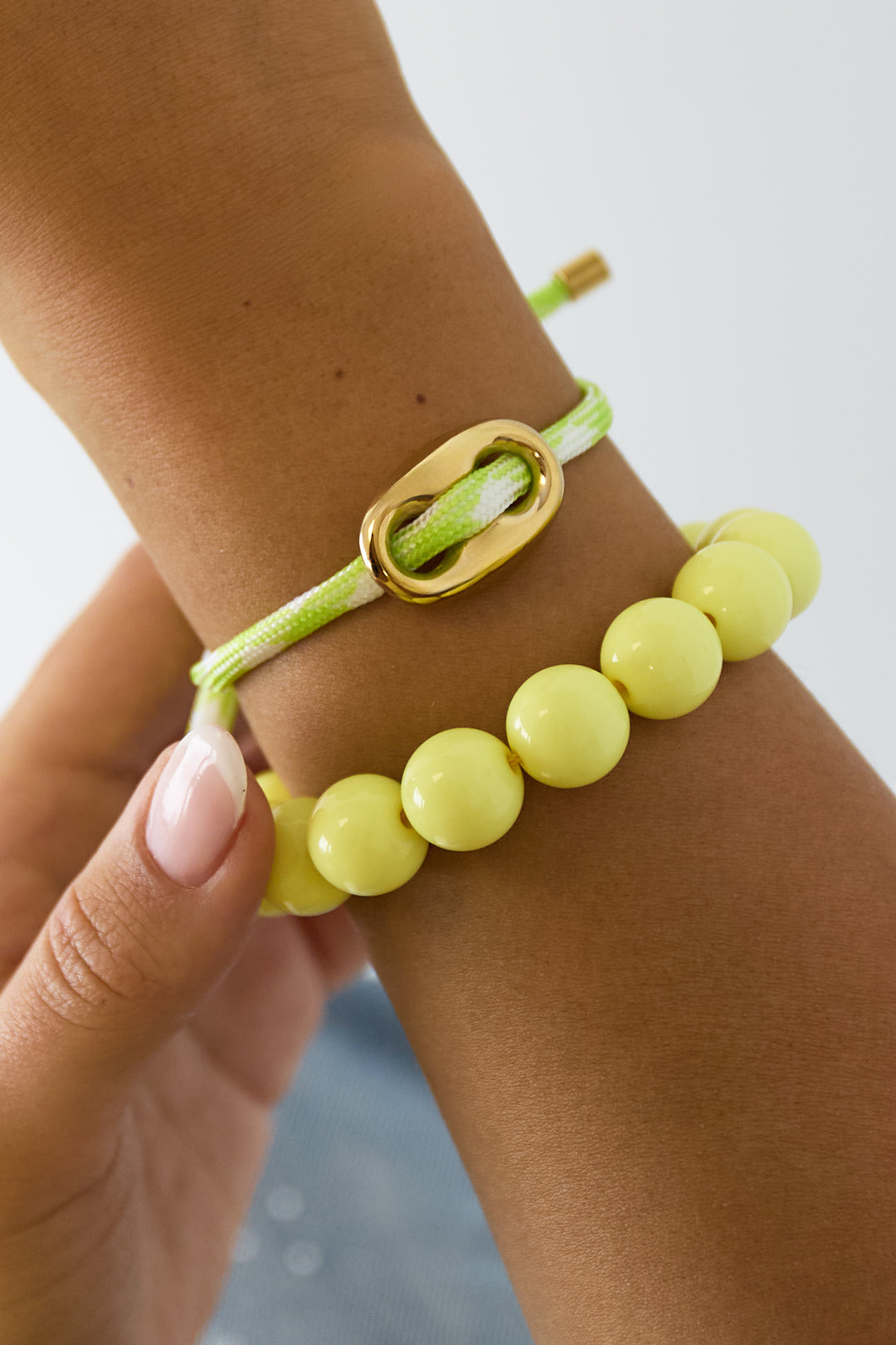 Armband mit Knopfdetail