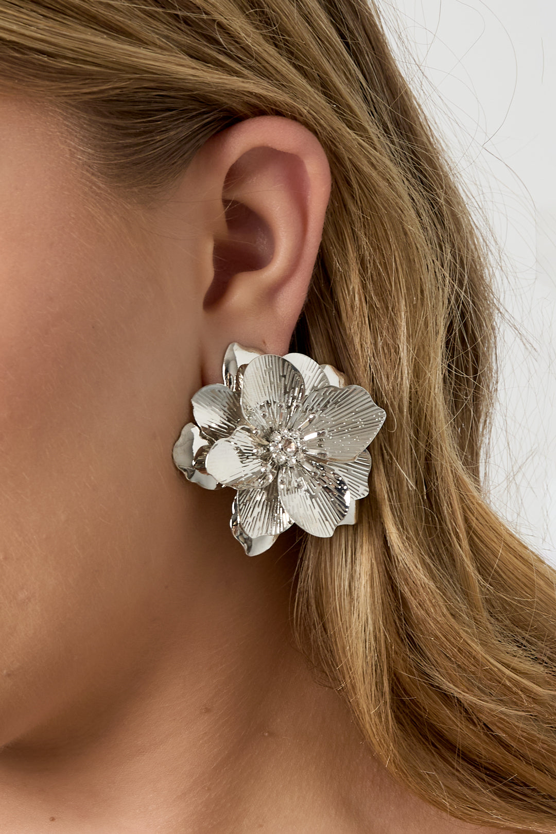 Große luxuriöse Blumenohrringe