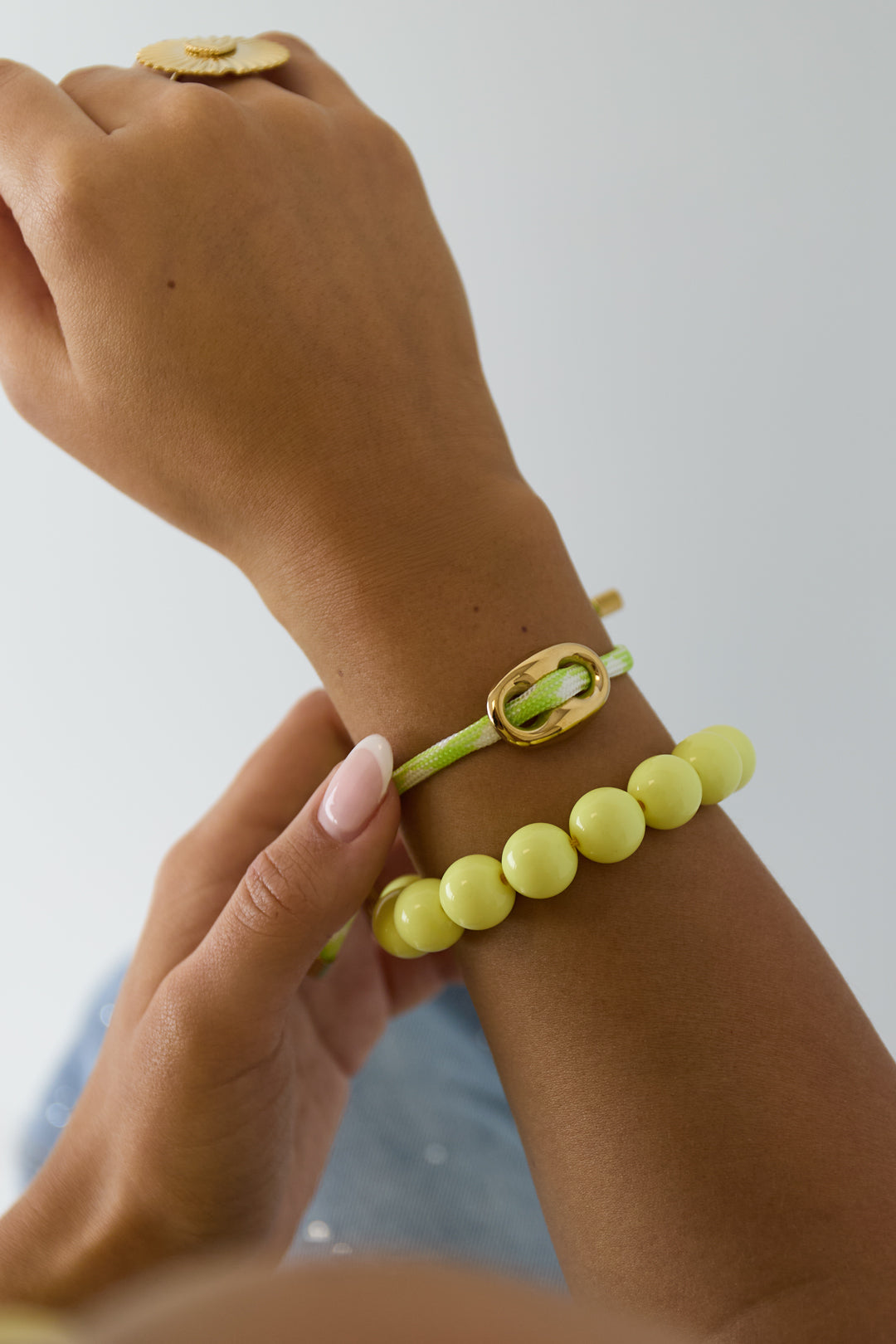 Armband mit Knopfdetail