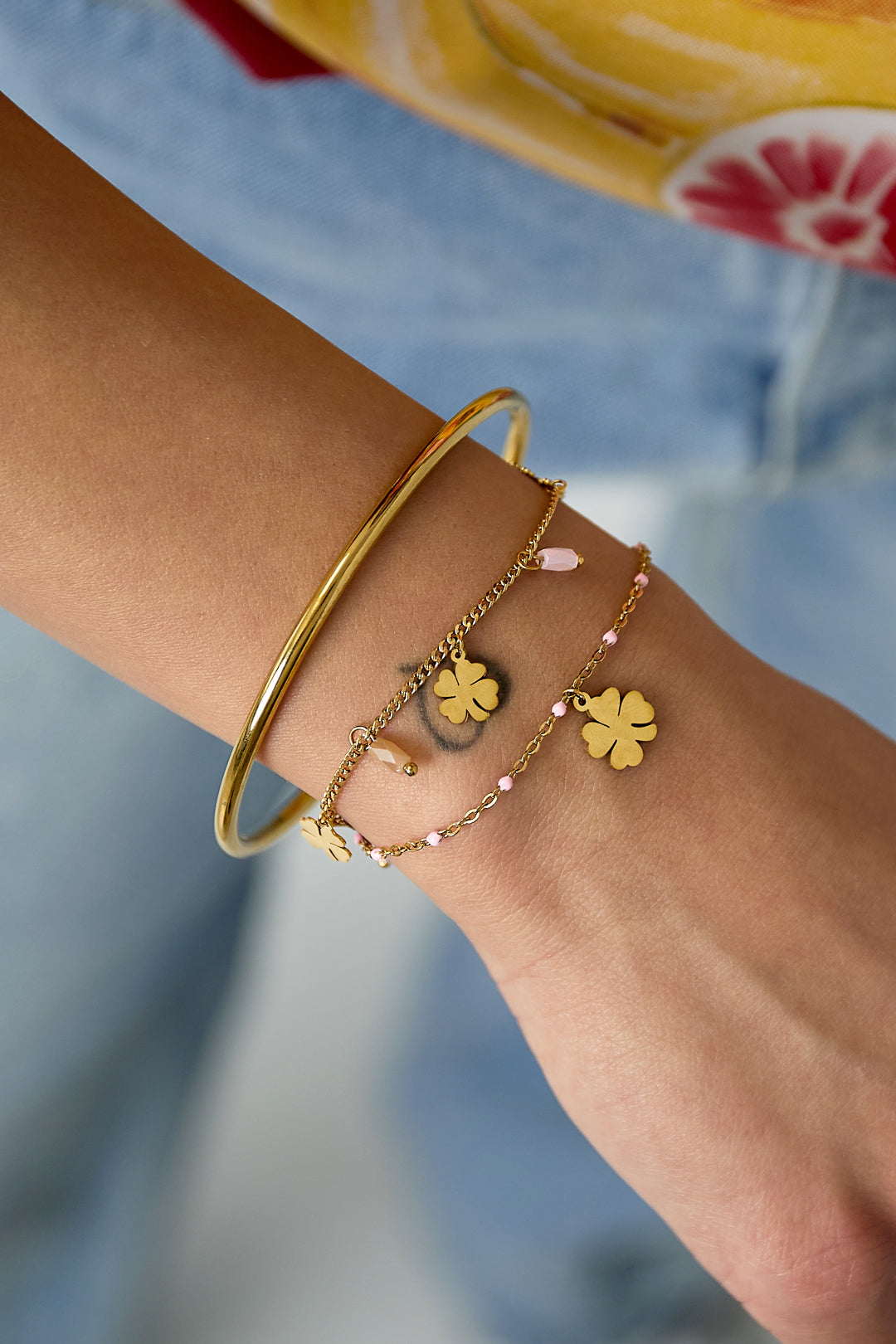 Armband mit Kleeblatt- und Perlenanhängern