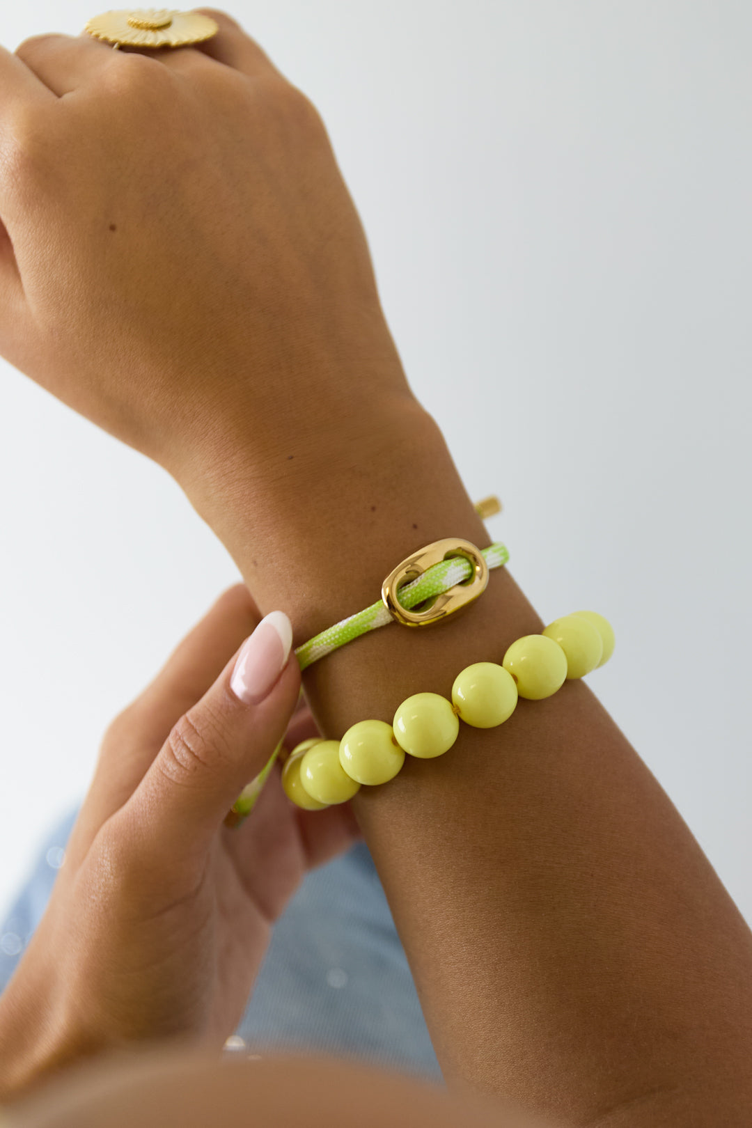Armband mit großen Perlen und Verschluss vorne