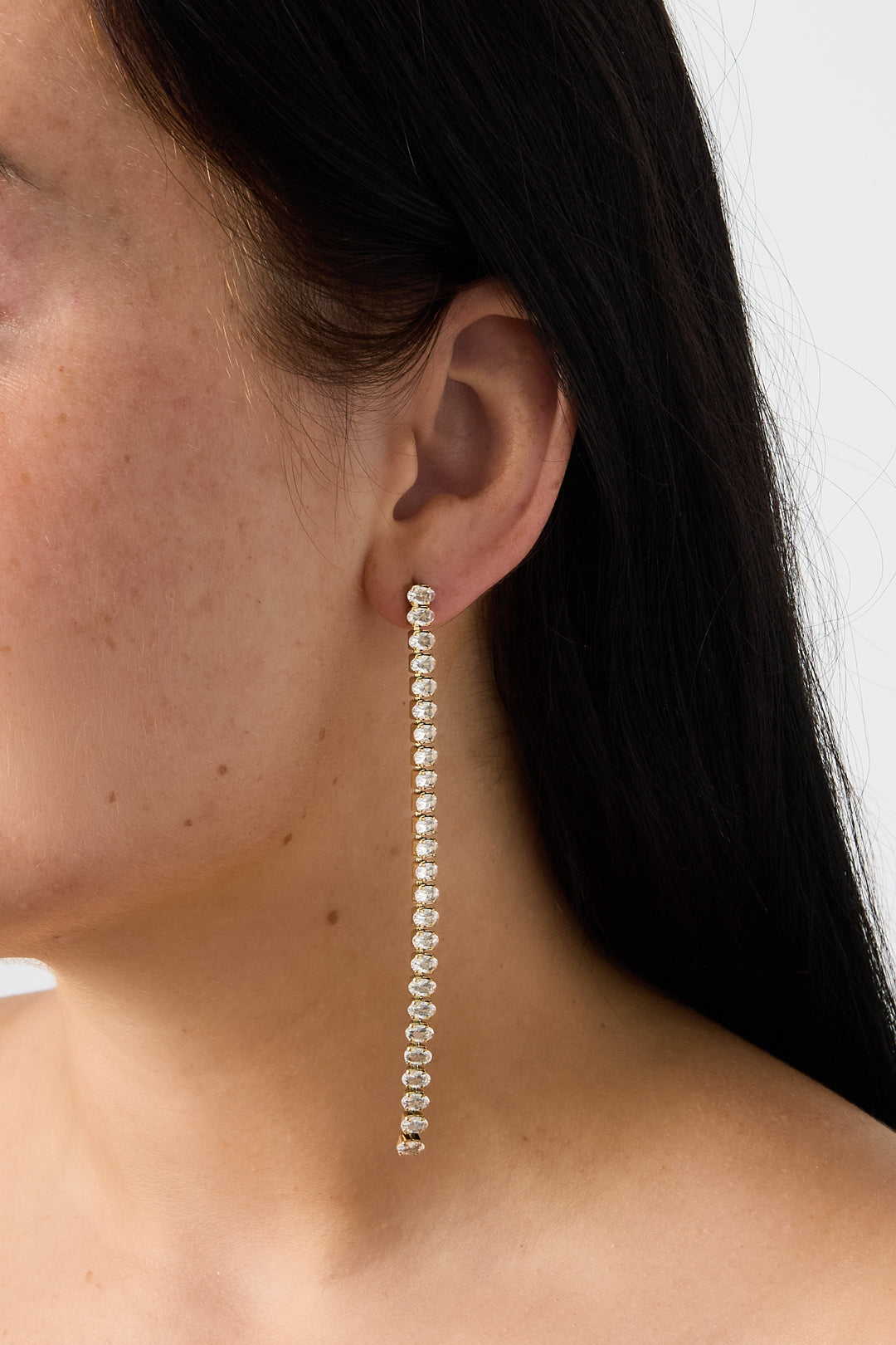 Elegante Hängeohrringe aus Edelstahl mit Kette, perfekt für festliche Anlässe und Partys. Luxuriöse Damenschmuckserie.