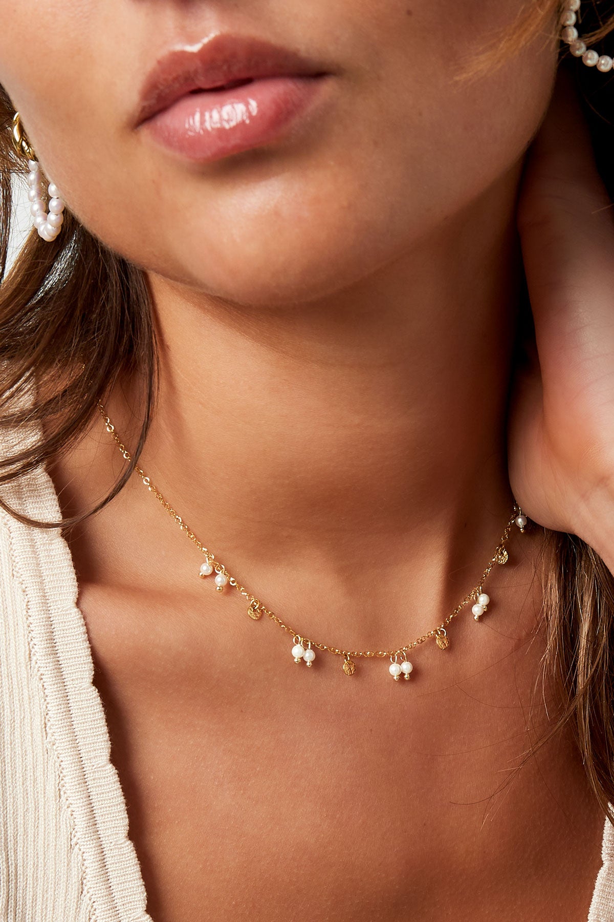Halskette mit Perlen und Anhängern – Goldfarbe - Goldfarbefarbe