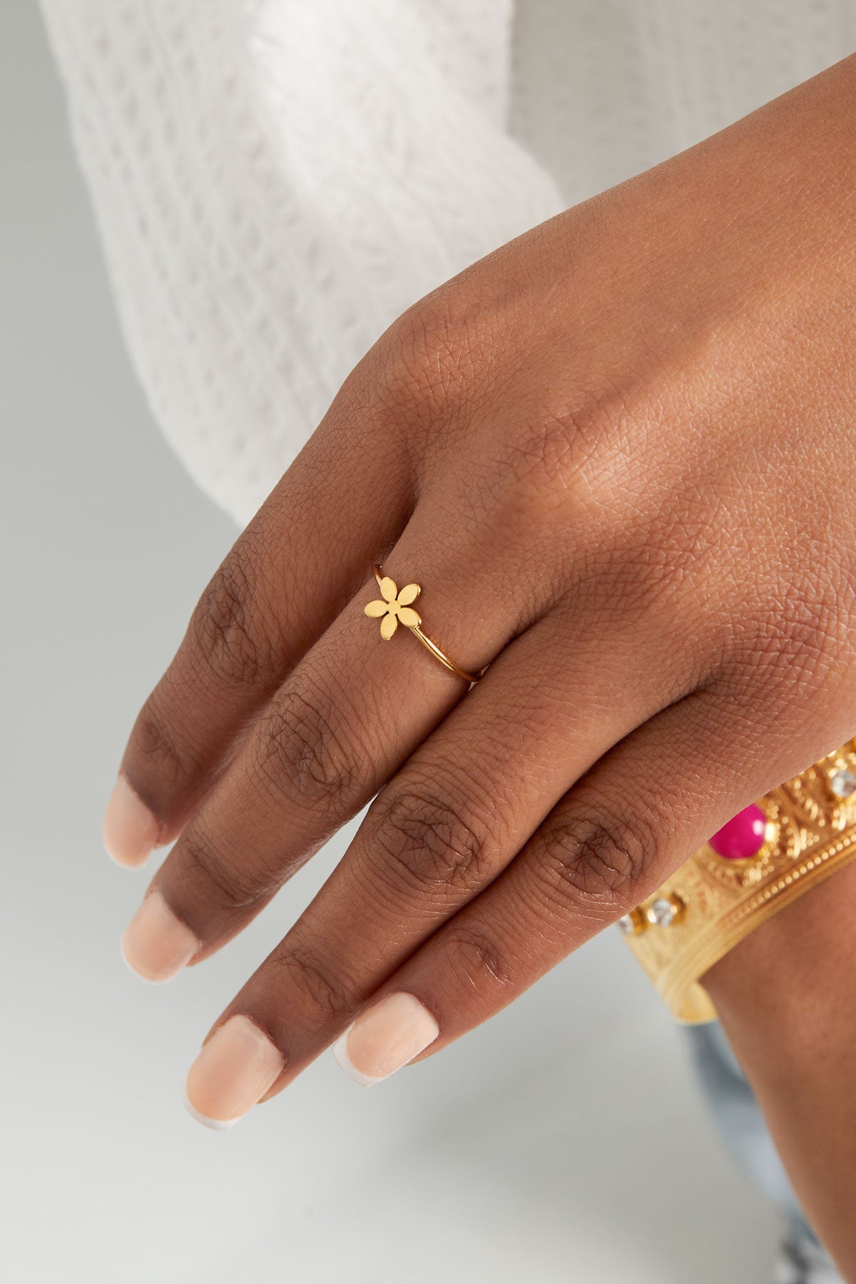 Einfarbiger Basic-Ring mit Blume