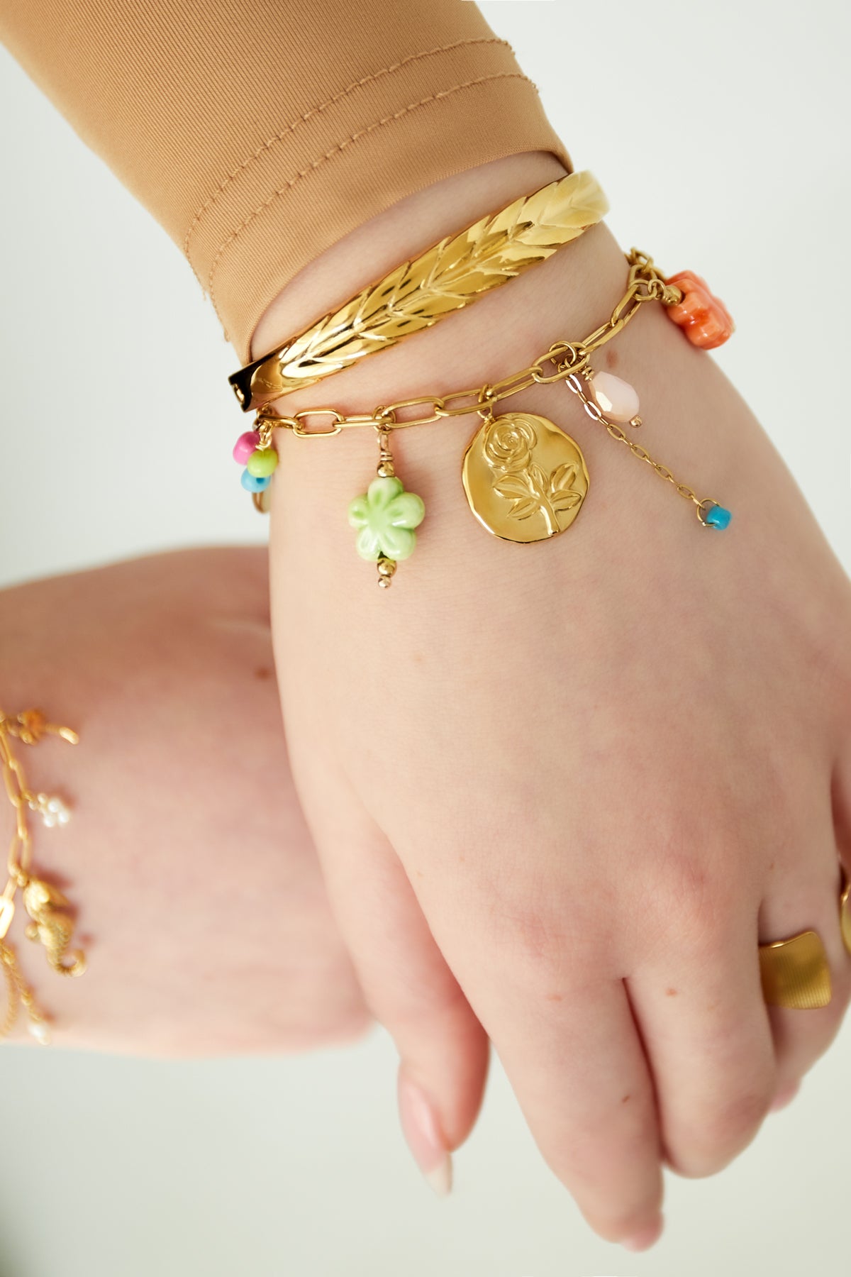 Dezentes Reliefarmband