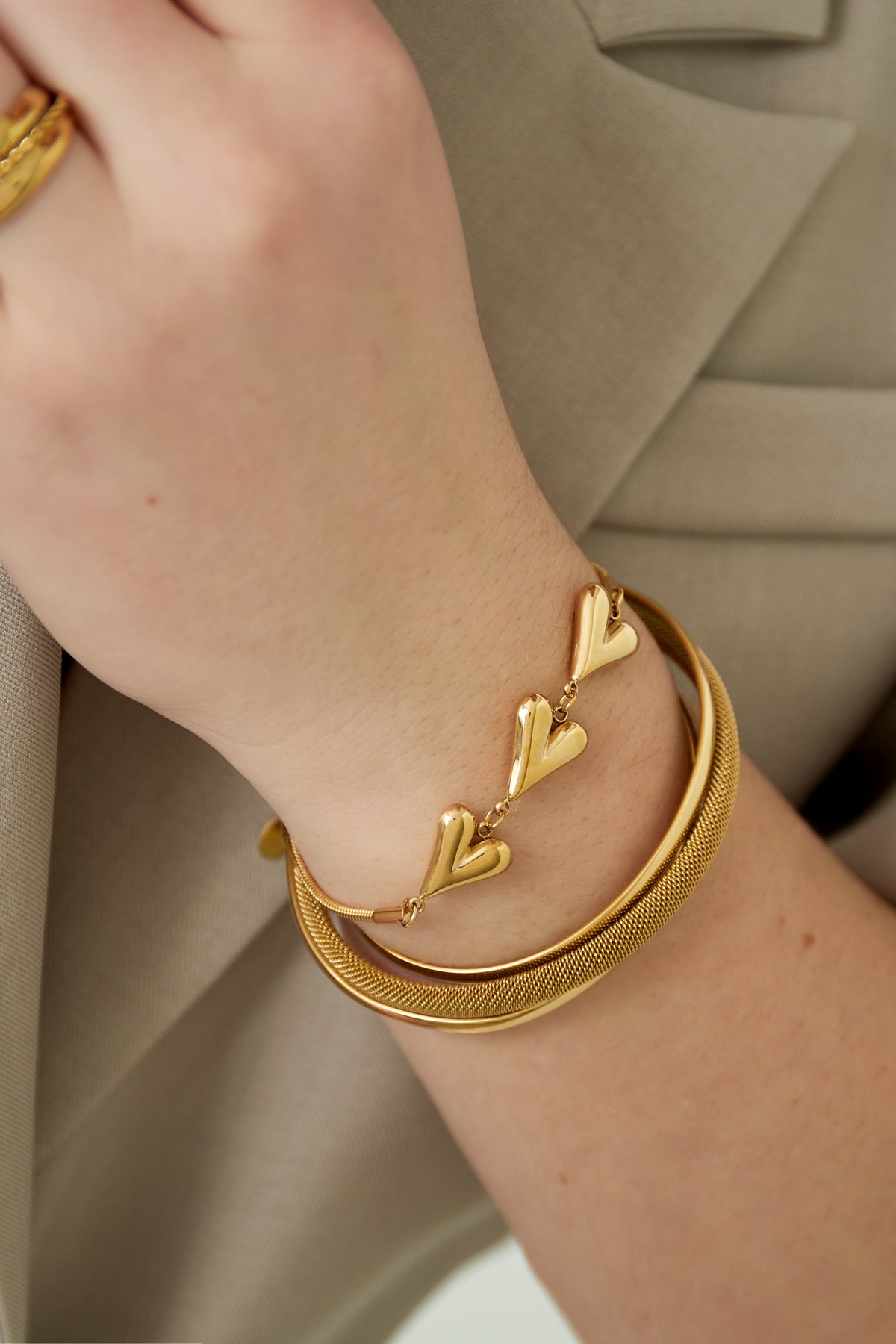 Armband mit aufgeklappten Herzen 