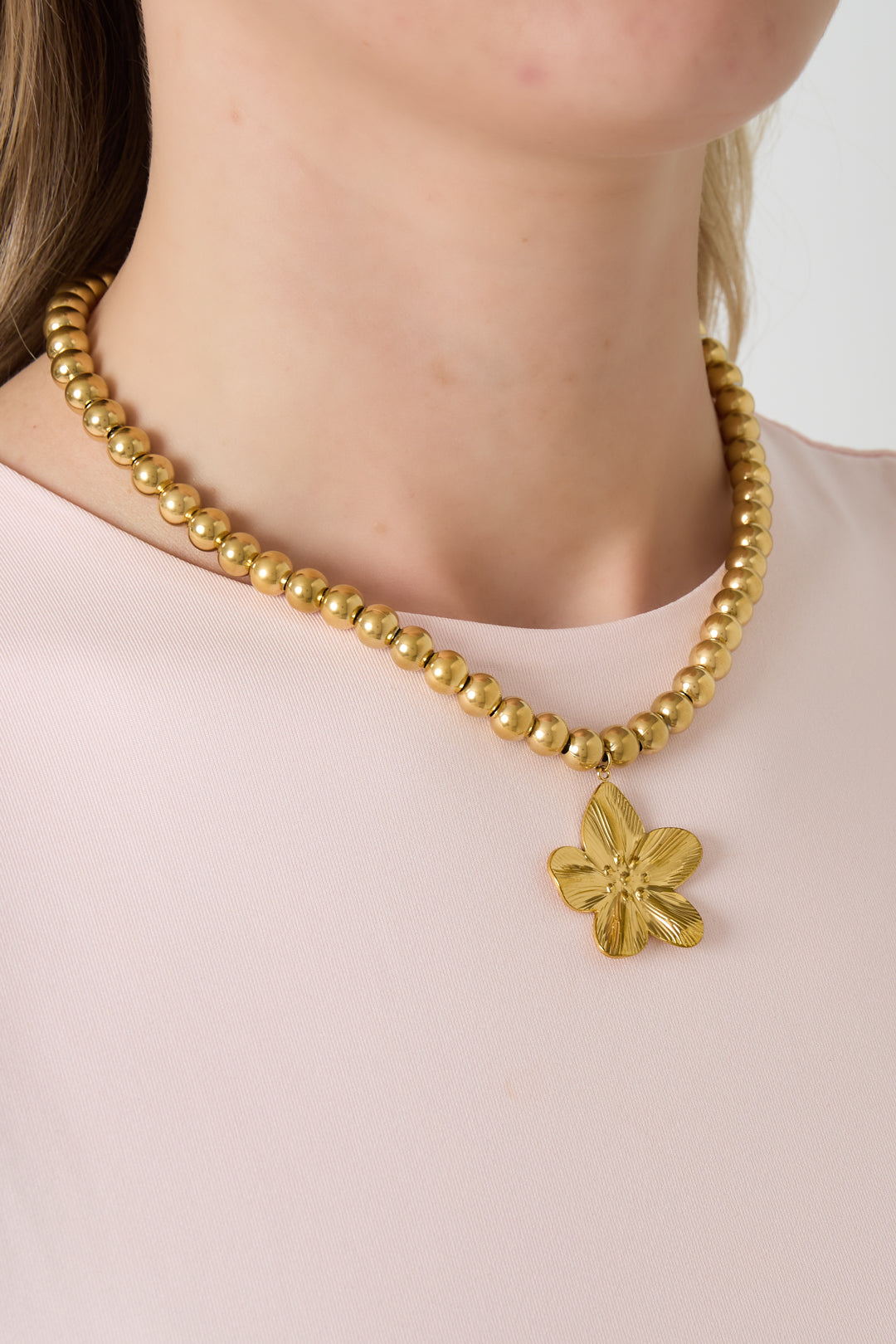 8mm Hohlperlenkette mit einer Blume
