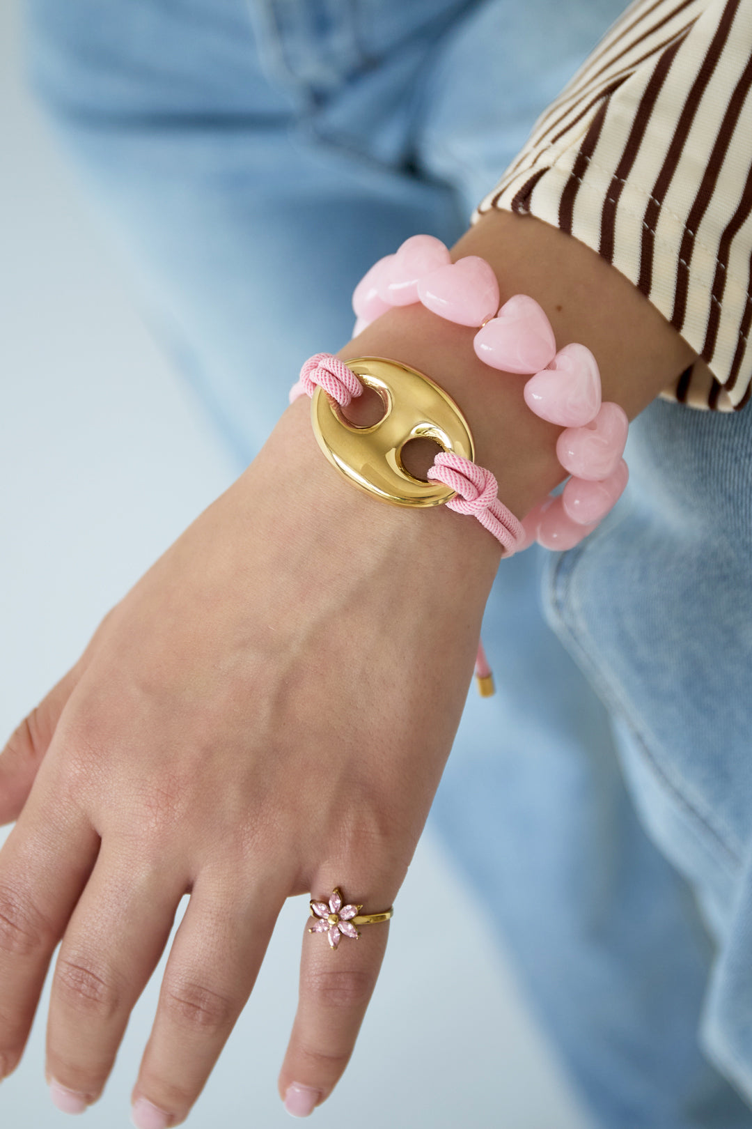 Satinarmband mit Knopfdetail