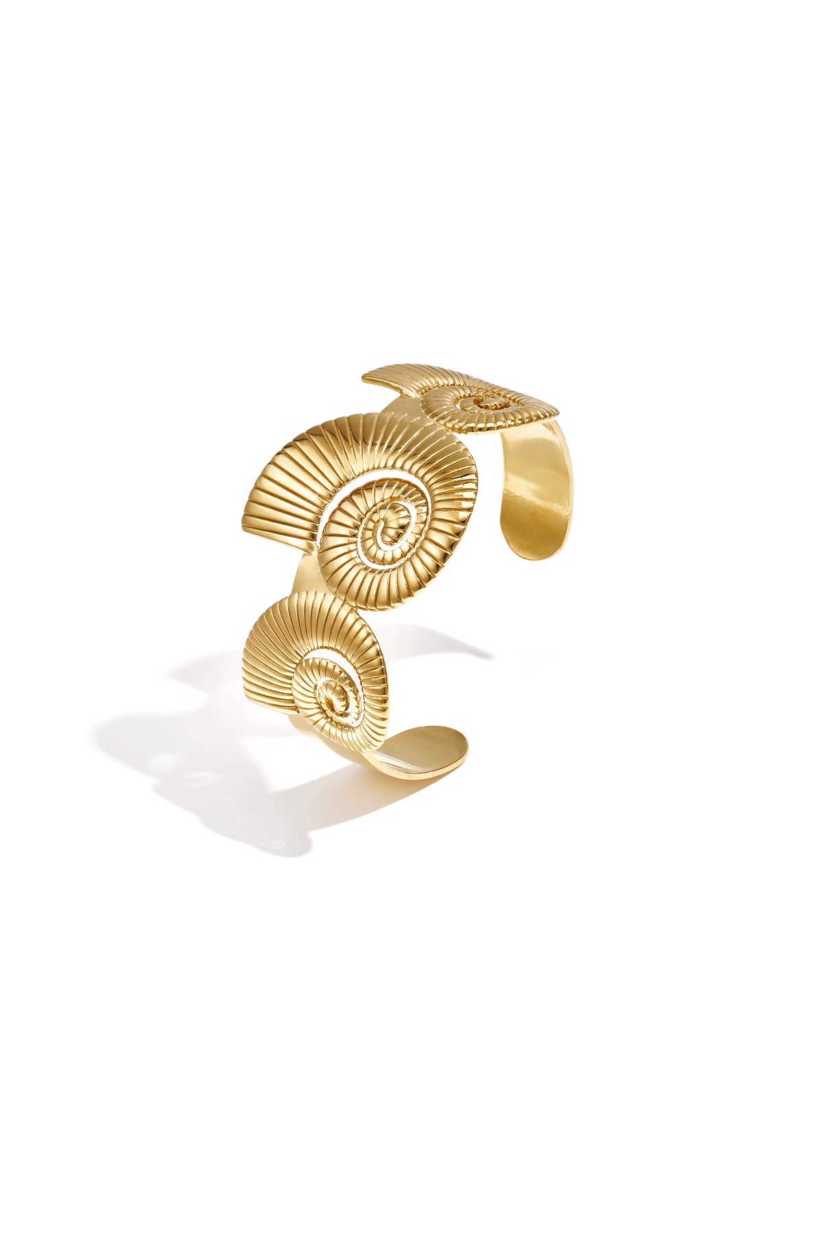 Statement-Armband mit spiralförmigen Muscheln