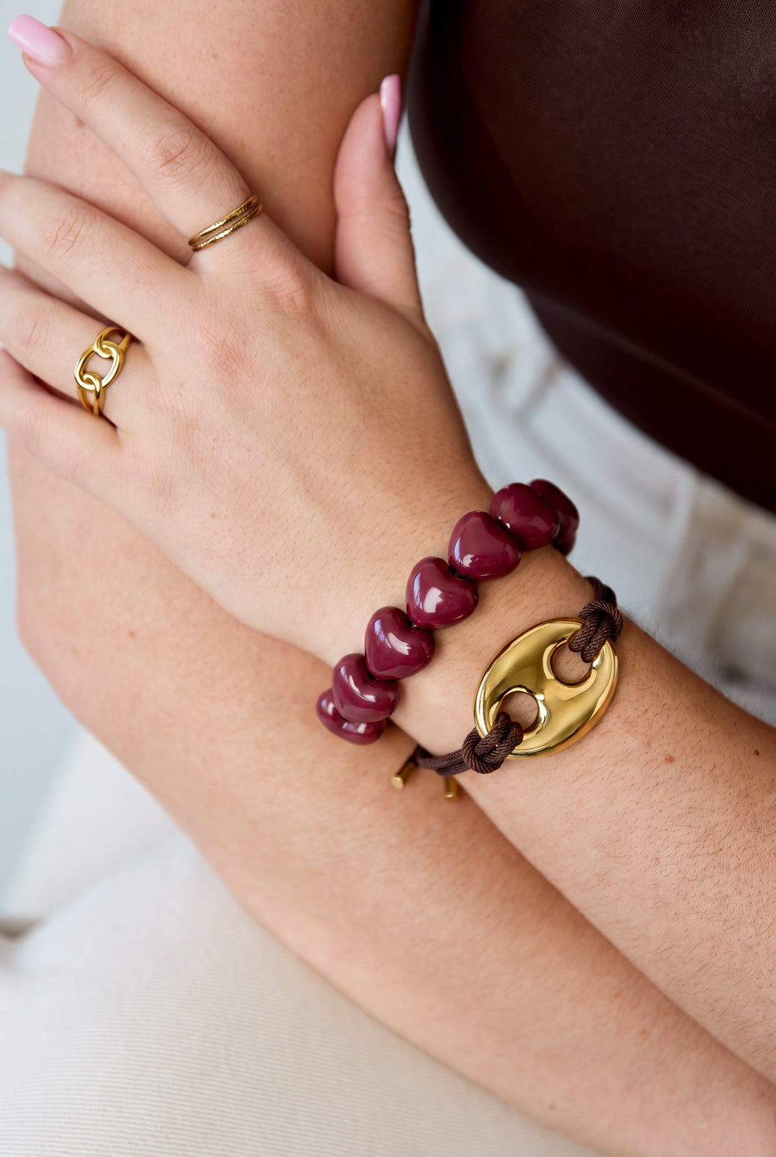 Satinarmband mit Knopfdetail