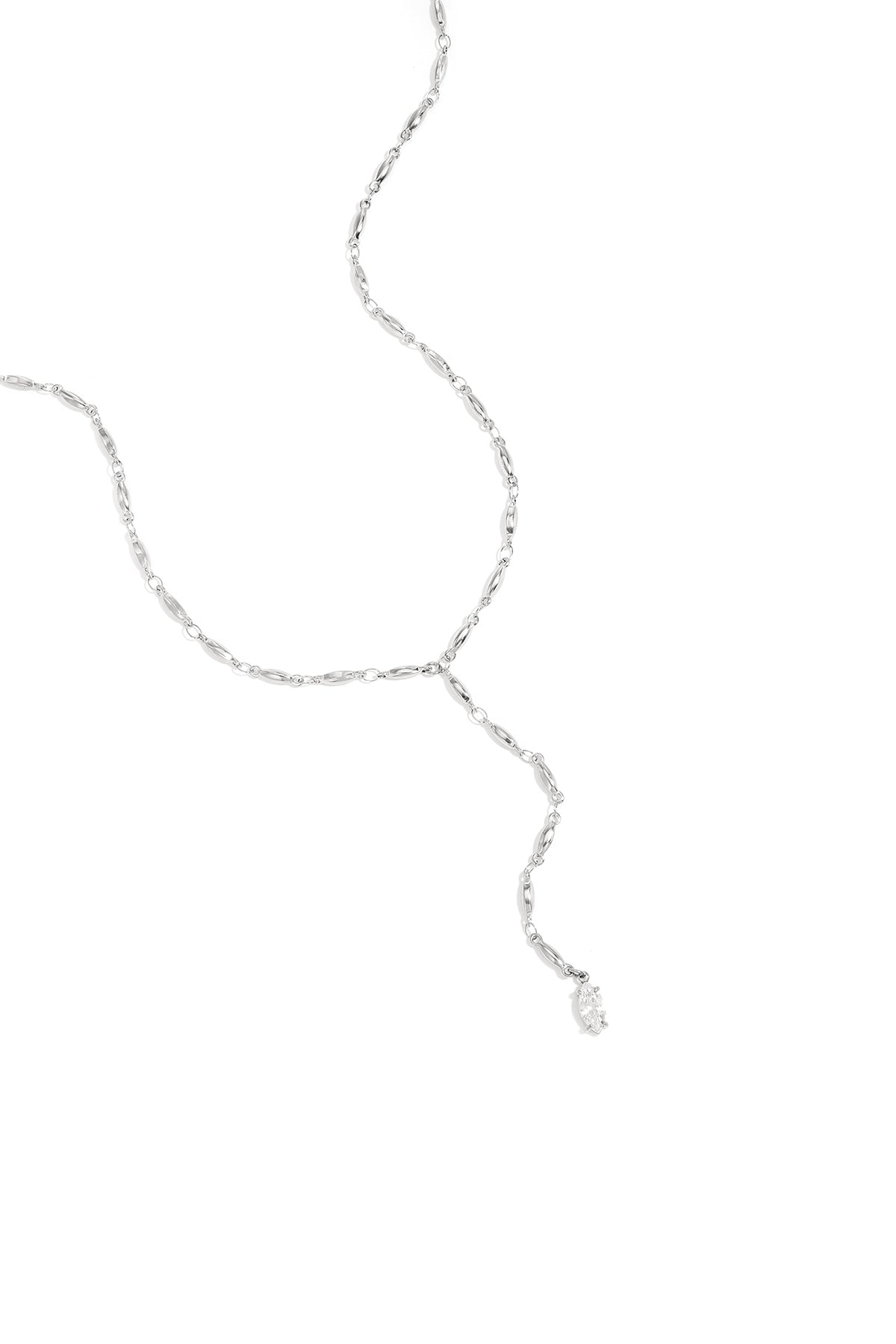 Halskette mit hängendem Strassstein